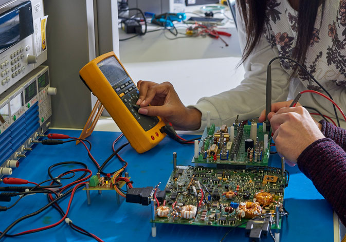 Students participating in laboratory practices at the Higher Technical School of Engineering of the University of Valencia.